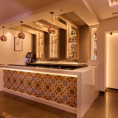 Delite Hotel Faridabad Buitenkant foto