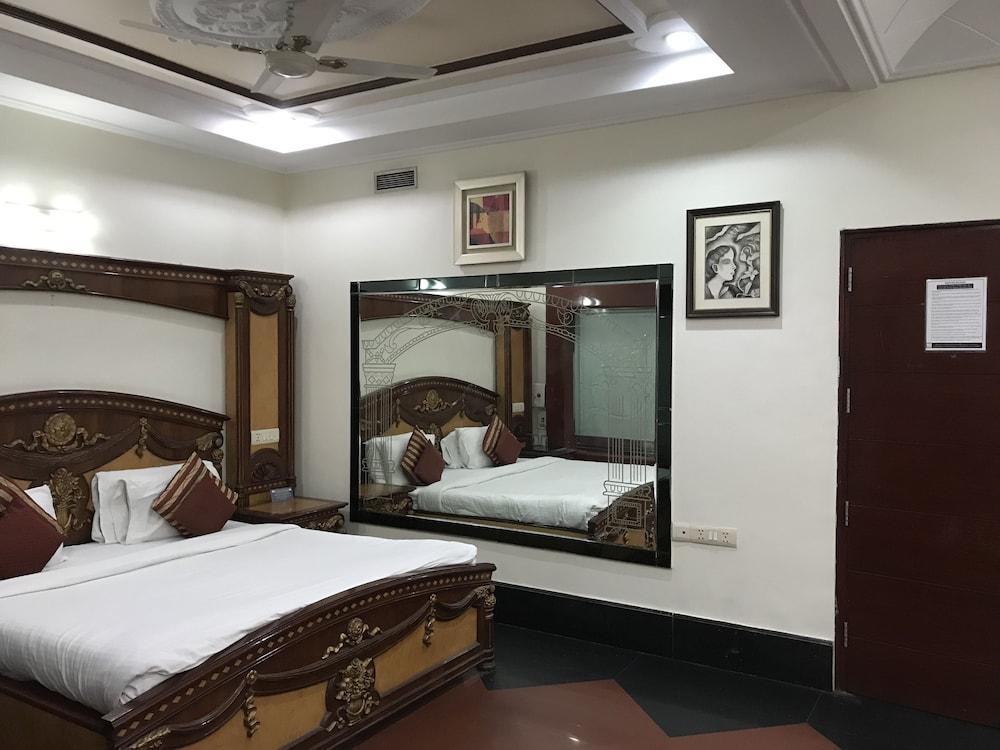 Delite Hotel Faridabad Buitenkant foto