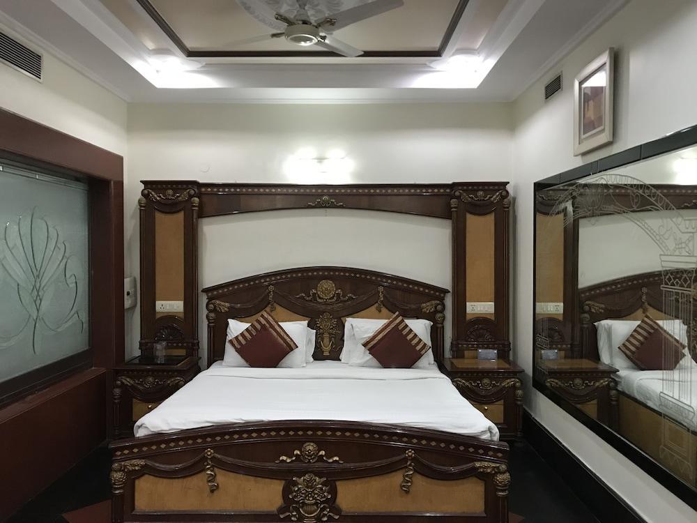 Delite Hotel Faridabad Buitenkant foto