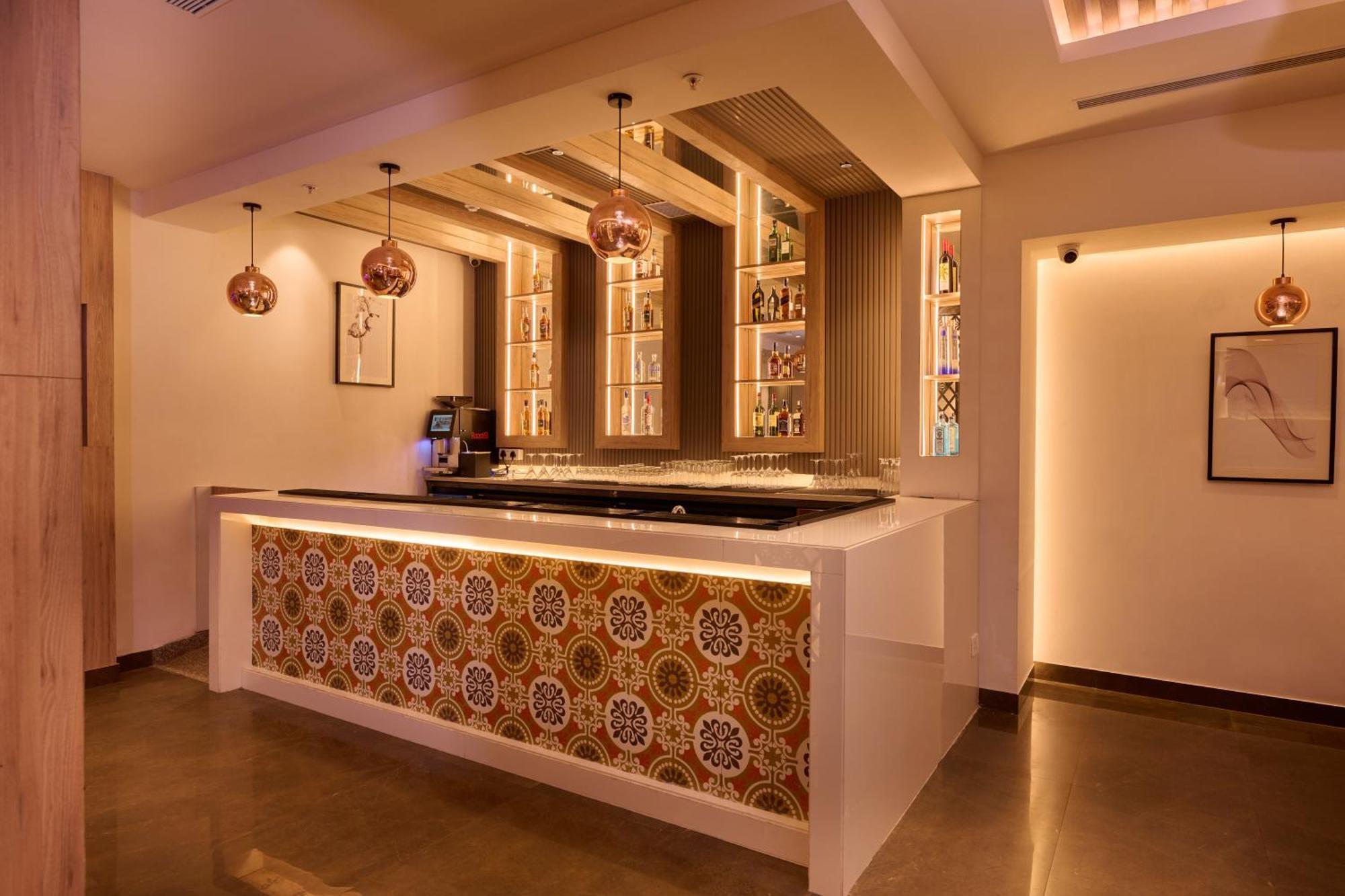 Delite Hotel Faridabad Buitenkant foto