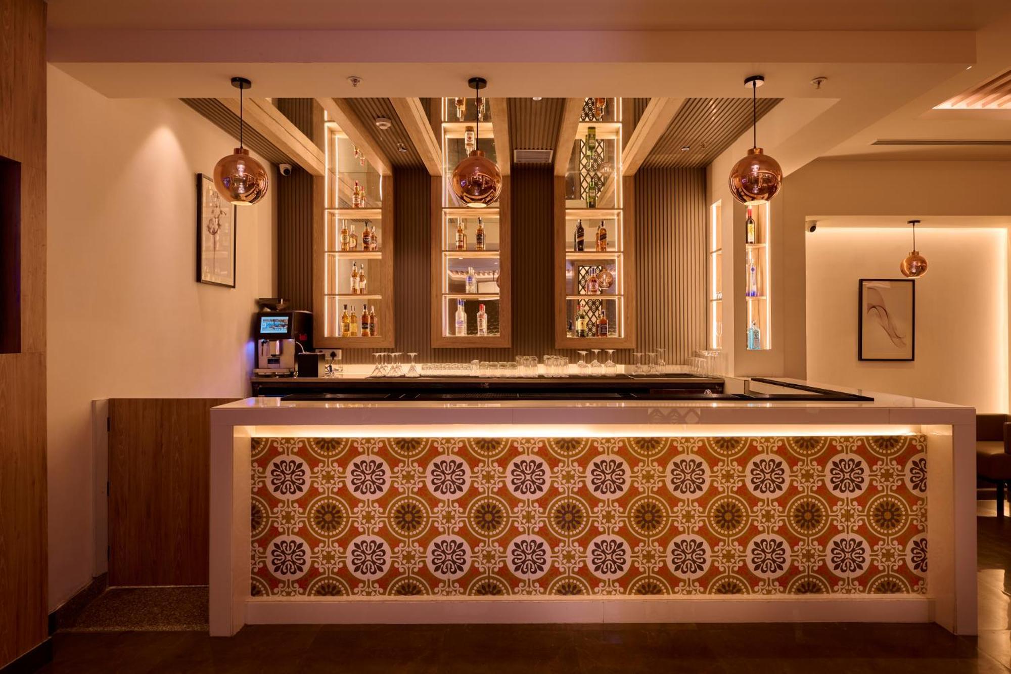 Delite Hotel Faridabad Buitenkant foto