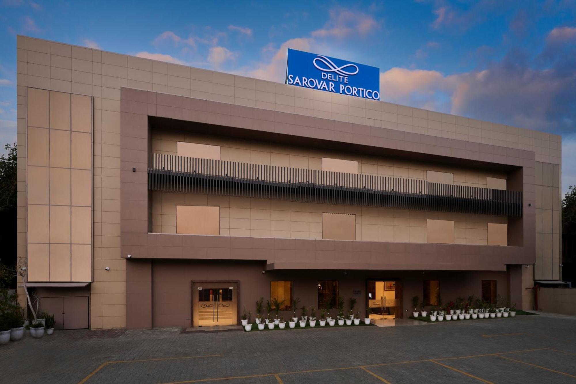 Delite Hotel Faridabad Buitenkant foto