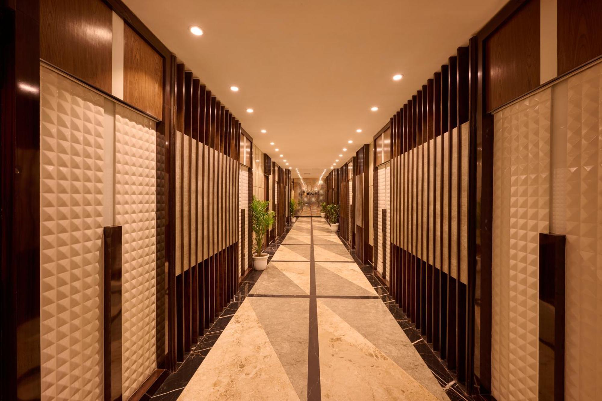 Delite Hotel Faridabad Buitenkant foto