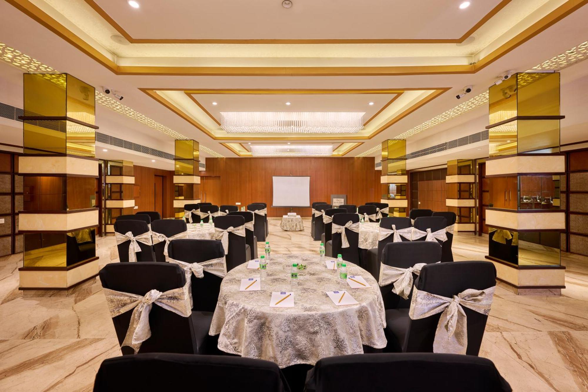 Delite Hotel Faridabad Buitenkant foto
