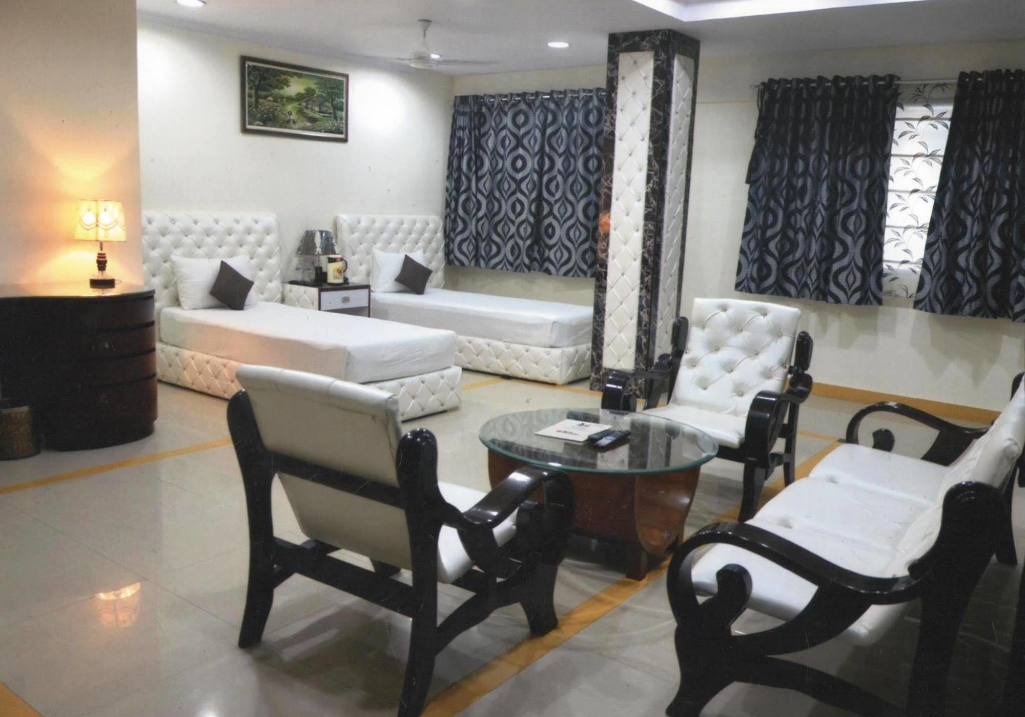 Delite Hotel Faridabad Buitenkant foto