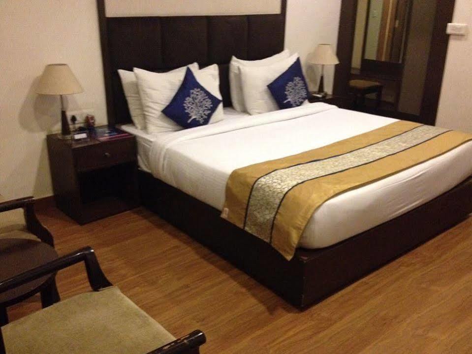 Delite Hotel Faridabad Buitenkant foto